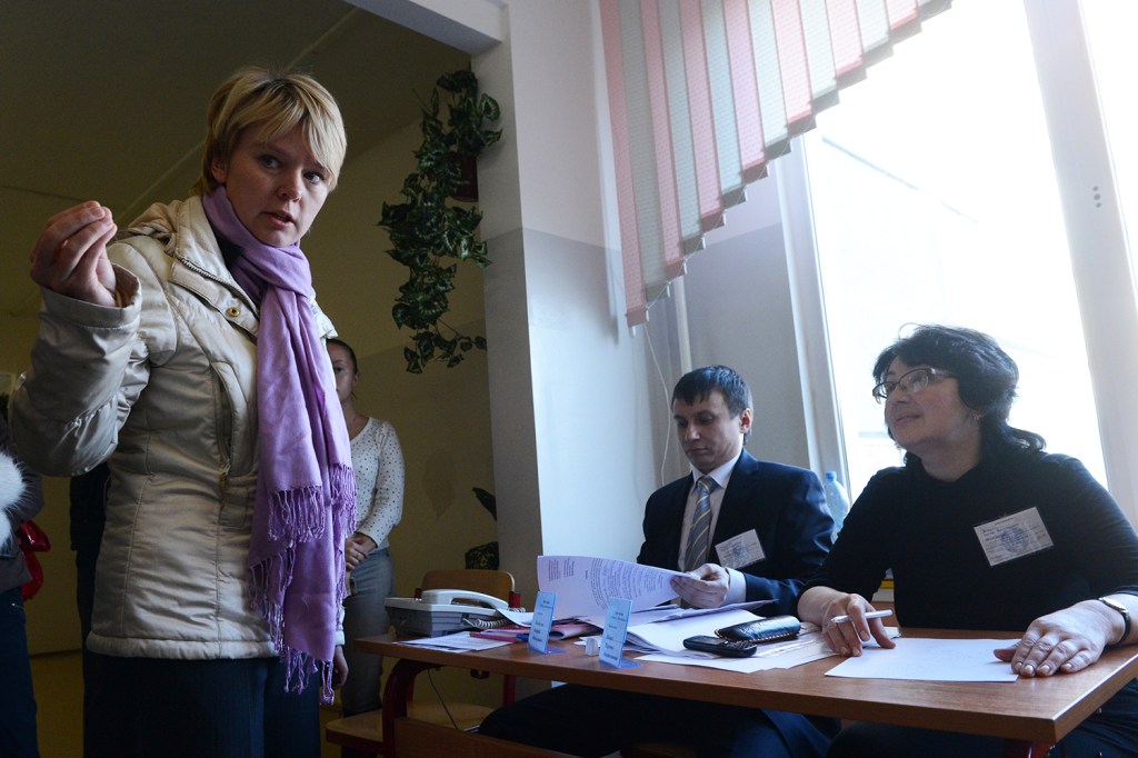 Candidata ao posto de prefeita conversa com mesários na cidade russa de Khimki - 14/10/2012