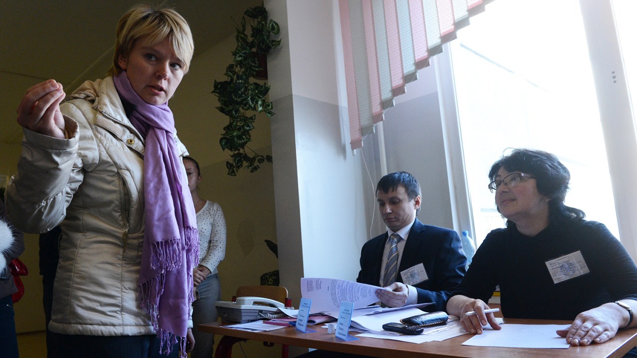 Candidata ao posto de prefeita conversa com mesários na cidade russa de Khimki - 14/10/2012