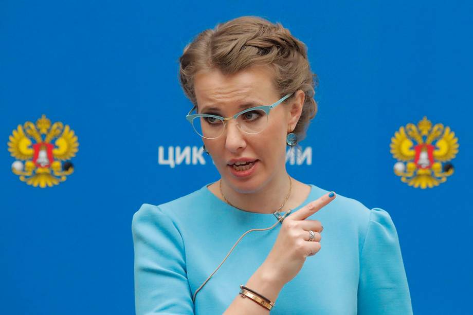 Candidata na próxima eleição presidencial, Ksenia Sobchak, conversa com a mídia enquanto visita a sede da Comissão Eleitoral Central Russa em Moscou, na Rússia - 05/03/2018 Candidata na próxima eleição presidencial, Ksenia Sobchak, conversa com a mídia enquanto visita a sede da Comissão Eleitoral Central Russa em Moscou, na Rússia - 05/03/2018