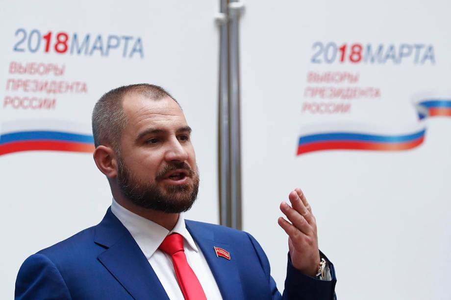 Candidato na próxima eleição presidencial, Maxim Suraikin, conversa com a mídia enquanto visita a sede da Comissão Eleitoral Central Russa em Moscou, na Rússia - 05/03/2018