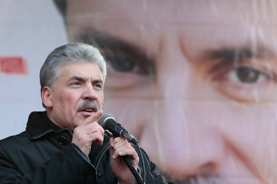Candidato na próxima eleição presidencial, Pavel Grudinin, nomeado pelo Partido Comunista Russo, discursa durante uma manifestação para marcar o Dia do Defensor da Pátria, no centro de Moscou - 23/02/2018
