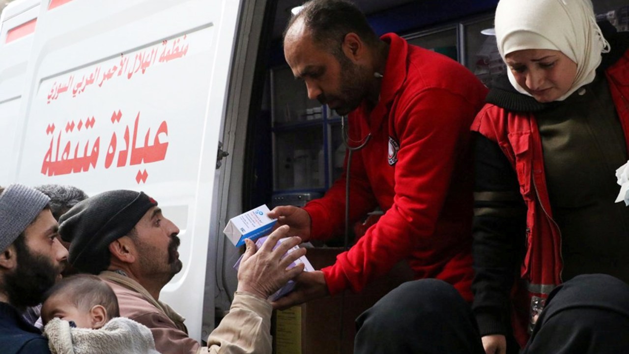 Voluntários da organização humanitária Crescente Vermelho entregam suprimentos médicos a civis em Ghouta, na Síria - 05/03/2018
