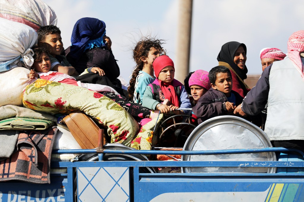 Civis são retirados da cidade de Inab, na Síria - 12/03/2018