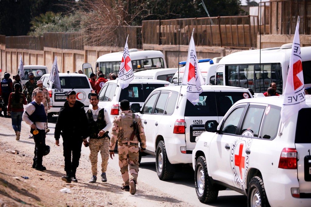 Comboio do Comitê Internacional da Cruz Vermelha (ICRC) atravessa a Guta Oriental para entregar medicamentos e alimentos- 05/03/2018