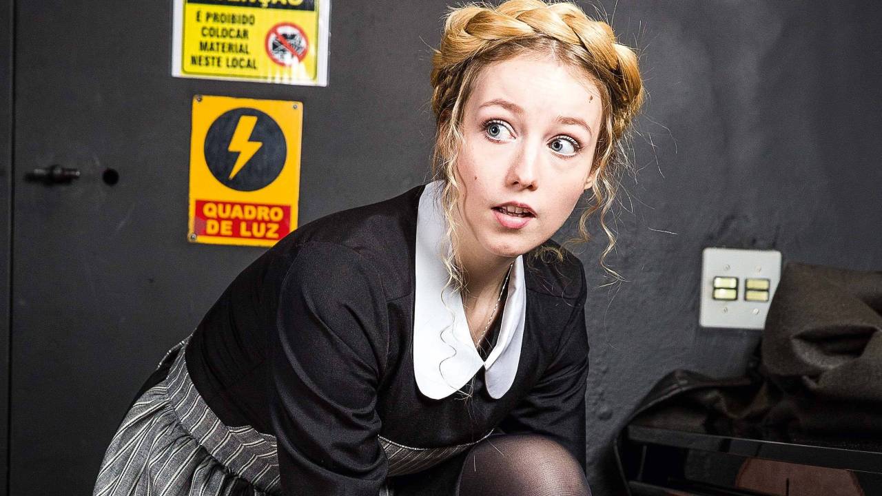 A atriz Malu Rodrigues como a protagonista Maria no backstage do musical 'A Noviça Rebelde'