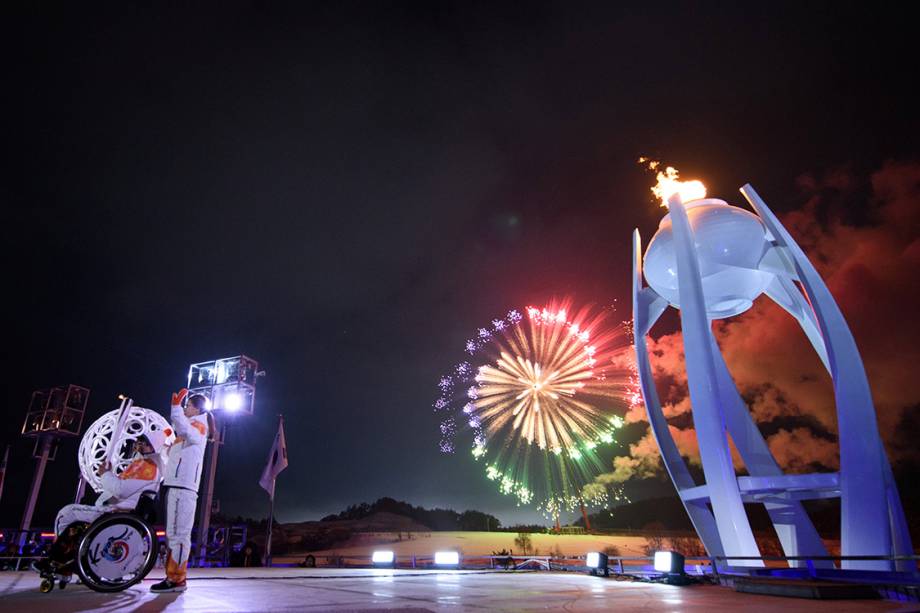 Atletas carregam a tocha olímpica durante a abertura das Olimpíadas Paralímpicas de PyeongChang, na Coreia do Sul