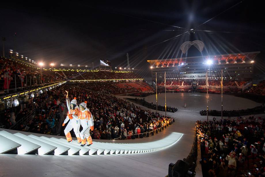 Atletas carregam a tocha olímpica durante a abertura das Olimpíadas Paralímpicas de PyeongChang, na Coreia do Sul