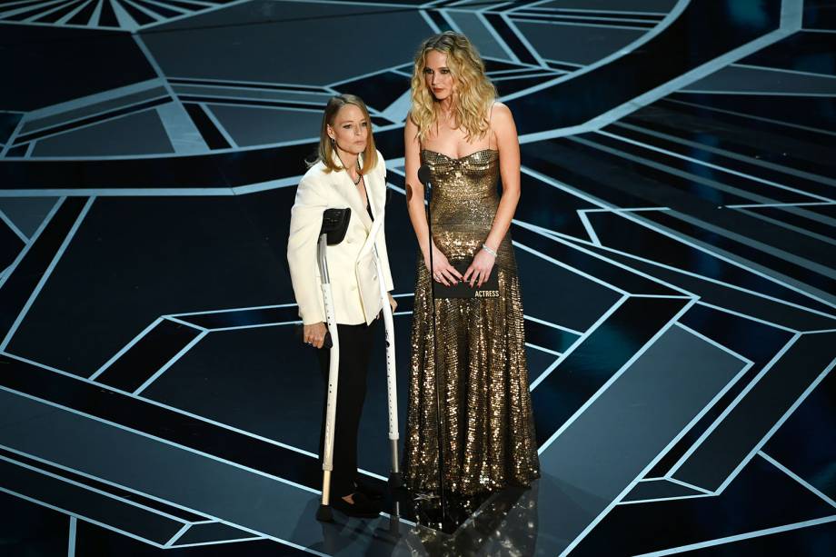 Jodie Foster e Jennifer Lawrence apresentam o prêmio de melhor atriz Jodie Foster e Jennifer Lawrence apresentam o prêmio de melhor atriz