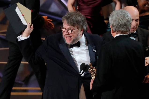 O diretor Guillermo del Toro comemora após 'A Forma da Água' vencer o Oscar de melhor filme
