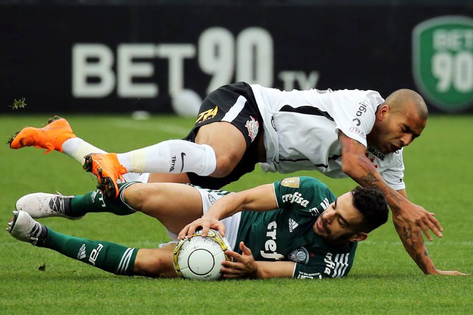 Disputa de bola na partida entre Corinthians e Palmeiras,  no primeiro jogo da final do Campeonato Paulista, no Itaquerão