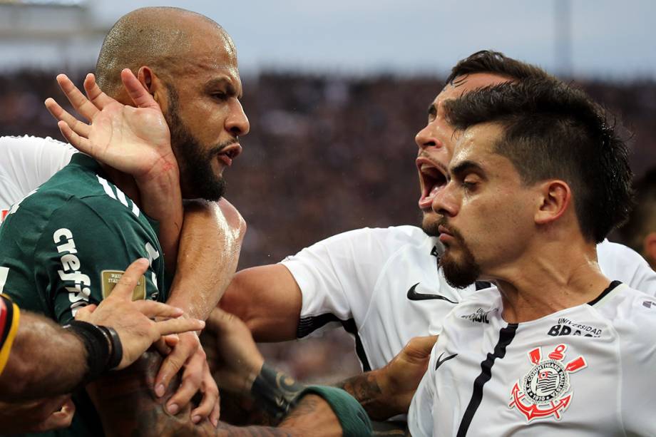 Confusão após lance na partida entre Corinthians e Palmeiras