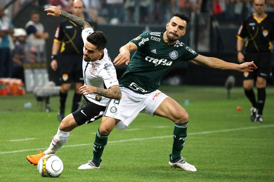 Disputa de bola na partida entre Corinthians e Palmeiras, no primeiro jogo da final do Campeonato Paulista, no Itaquerão 
