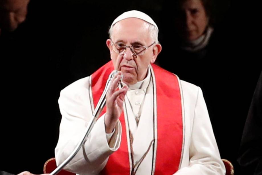 Papa Francisco durante a encenação da Via-Crúcis de Cristo no Coliseu, na Sexta-Feira Santa, em Roma