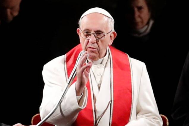 Papa Francisco durante a encenação da Via-Crúcis de Cristo no Coliseu, na Sexta-Feira Santa, em Roma Papa Francisco durante a encenação da Via-Crúcis de Cristo no Coliseu, na Sexta-Feira Santa, em Roma