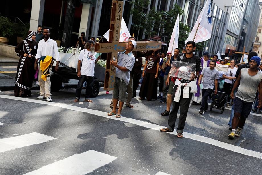 Fiéis participam de procissão de Sexta-feira Santa, em São paulo