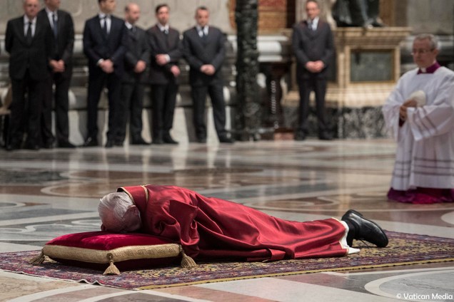 Papa Francisco deita no chão durante missa de Sexta-feira Santa, na Basílica de São Pedro, no Vaticano