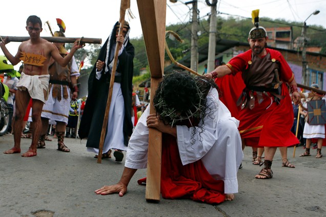 Atores encenam a Via-Crúcis de Cristo durante a Sexta-Feira Santa, em Yumbo, Colômbia
