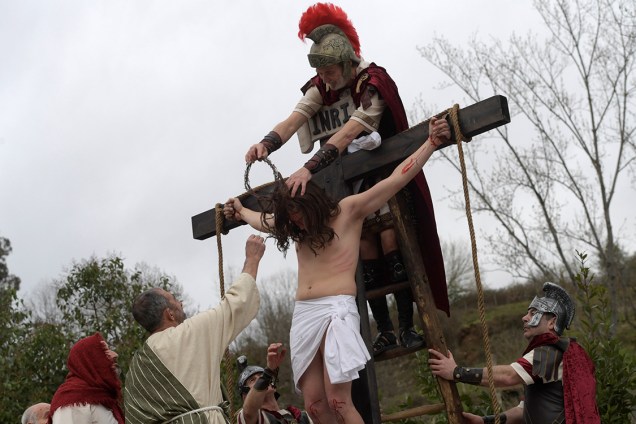 Atores encenam a Via-Crúcis de Cristo durante a Sexta-Feira Santa, em Infiesto, Espanha