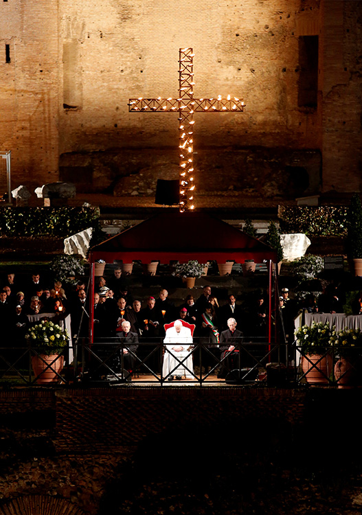 Papa Francisco durante a encenação da Via-Crúcis de Cristo no Coliseu, na Sexta-Feira Santa, em Roma
