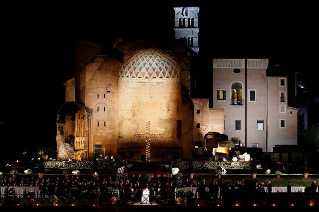Papa Francisco durante a encenação da Via-Crúcis de Cristo no Coliseu, na Sexta-Feira Santa, em Roma Papa Francisco durante a encenação da Via-Crúcis de Cristo no Coliseu, na Sexta-Feira Santa, em Roma
