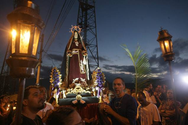 Fiéis participam da Procissão do Fogaréu em Sabará, região metropolitana de Belo Horizonte Fiéis participam da Procissão do Fogaréu em Sabará, região metropolitana de Belo Horizonte
