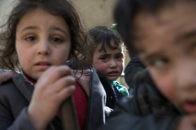 Crianças fogem dos bombardeios na Síria