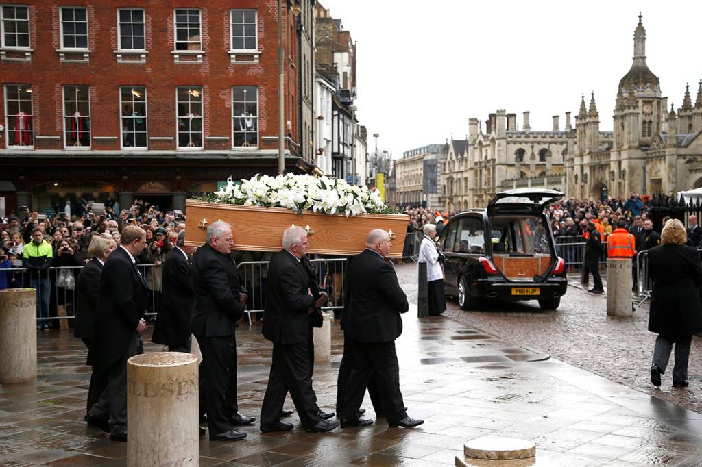 Funeral de Stephen Hawking tem amigos, familiares e fãs