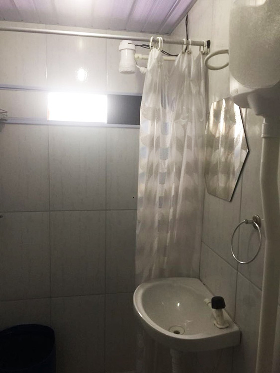 Banheiro do quarto reservado para visitas íntimas na prisão de Benfica