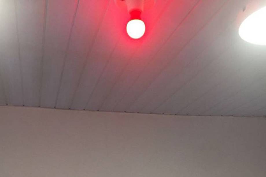 Quarto reservado para visitas íntimas na prisão de Benfica contava com luz vermelha