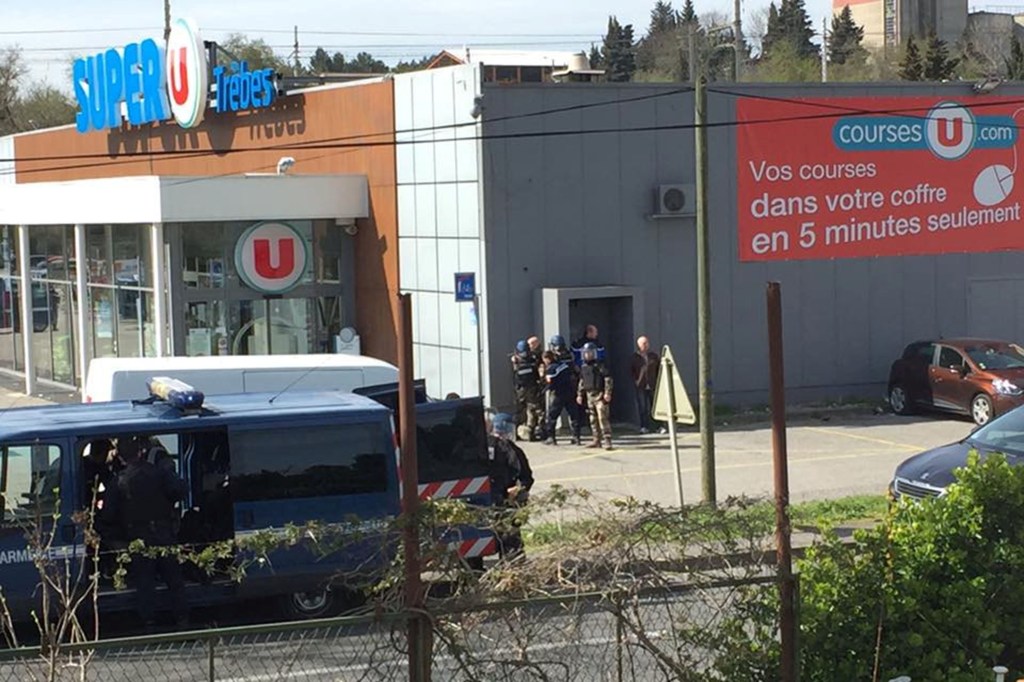 Homem armado faz reféns em um supermercado na França