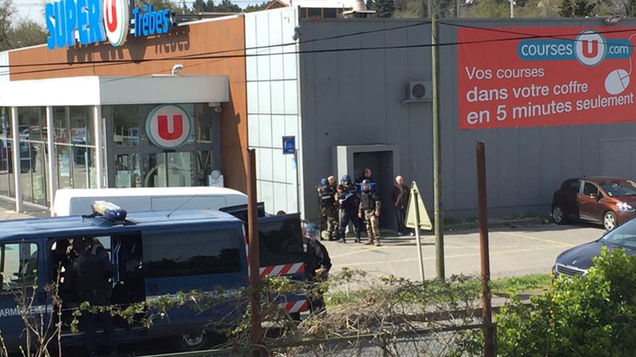 Homem armado faz reféns em um supermercado na França