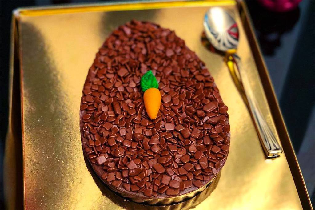 Ovo de bolo cenoura sem glúten com brigadeiro de Whey Protein da chef Paula Pavoni