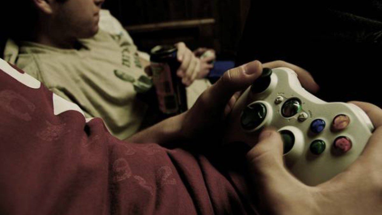 Adolescente jogando videogame
