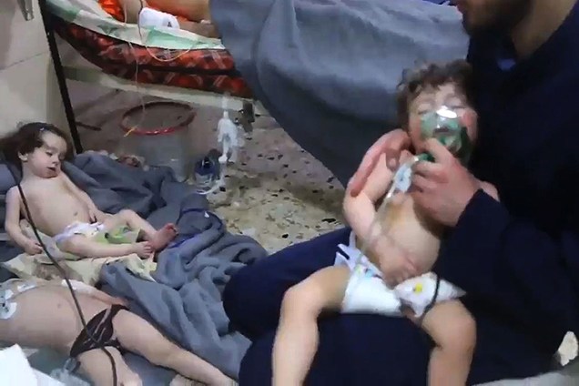 Frame de vídeo da defesa civil síria mostra atendimento a crianças vítimas de um ataque químico que ocorreu em Ghouta próximo a Damasco - 08/04/201