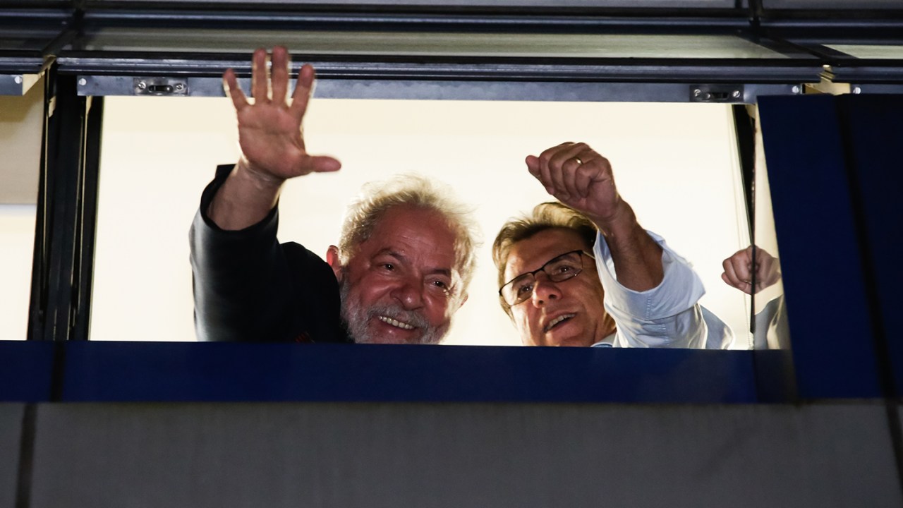 O ex-presidente Lula e o presidente estadual do PT, Luiz Marinho aparecem na janela do Sindicato dos Metalúrgicos do ABC , em São Bernardo do Campo (SP) - 06/04/2018