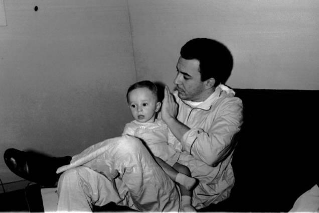 Cantor João Gilberto e seu filho, João Marcelo Gilberto, no início da década de 1960