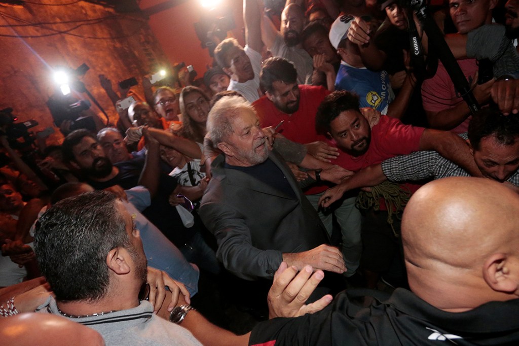 Lula é preso pela Polícia Federal e vai para Curitiba