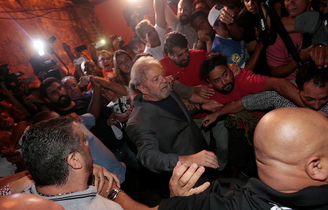 Lula é preso pela Polícia Federal e vai para Curitiba