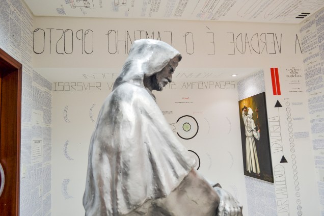 <span>No quarto do Menino do Acre, aberto para visitas, há uma estátua em tamanho real do filósofo italiano Giordano Bruno</span>