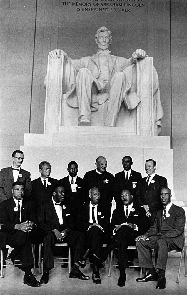 O Rev. Martin Luther King e outros líderes dos direitos civis posam para uma foto em uma manifestação pelos direitos civis em Washington, nos Estados Unidos - 28/08/1963