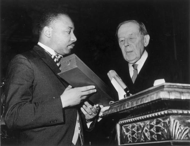 Martin Luther King, líder dos direitos civis dos EUA recebe o Prêmio Nobel da Paz de Gunnar Jahn, presidente do Comitê do Prêmio Nobel, em Oslo, na Noruega - 10/12/1964 Martin Luther King, líder dos direitos civis dos EUA recebe o Prêmio Nobel da Paz de Gunnar Jahn, presidente do Comitê do Prêmio Nobel, em Oslo, na Noruega - 10/12/1964