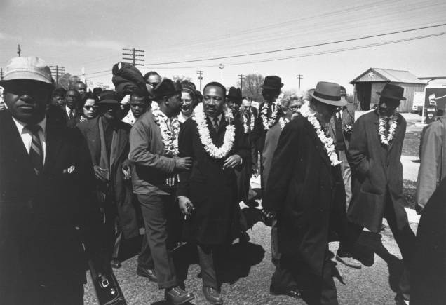 Martin Luther King, líder dos direitos civis americanos, e seu amigo Ralph Abernathy, são vistos durante uma marcha no estado norte-americano do Alabama - 03/1965 Martin Luther King, líder dos direitos civis americanos, e seu amigo Ralph Abernathy, são vistos durante uma marcha no estado norte-americano do Alabama - 03/1965
