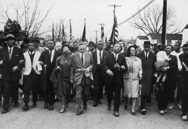 O militante dos direitos civis americano Martin Luther King e sua esposa, Coretta Scott King, lideram uma marcha negra dos direitos de voto de Selma, no Alabama, para a capital do estado em Montgomery - 30/03/1965