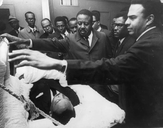 Andrew Young, Bernard Lee e Reverendo Ralph Abernathy, colegas do líder estadunidense dos direitos civis prestam homenagens durante o velório de Martin Luther King, em Menphis, no Texas - 04/08/1968