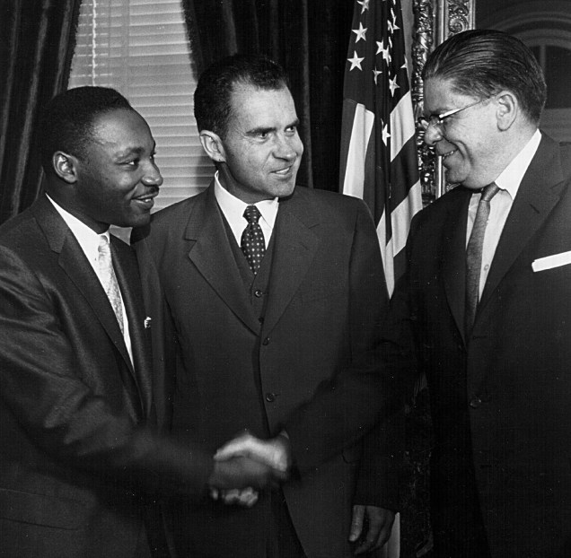 O Secretário do Trabalho James P. Mitchell (à direita) aperta a mão do Rev. Martin Luther King, enquanto o Vice-Presidente Richard Nixon observa - 08/08/1957