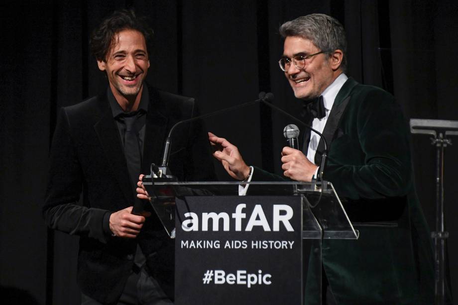 Adrien Brody e Felipe Diniz durante as homenagens no evento amfAR 2018, em São Paulo