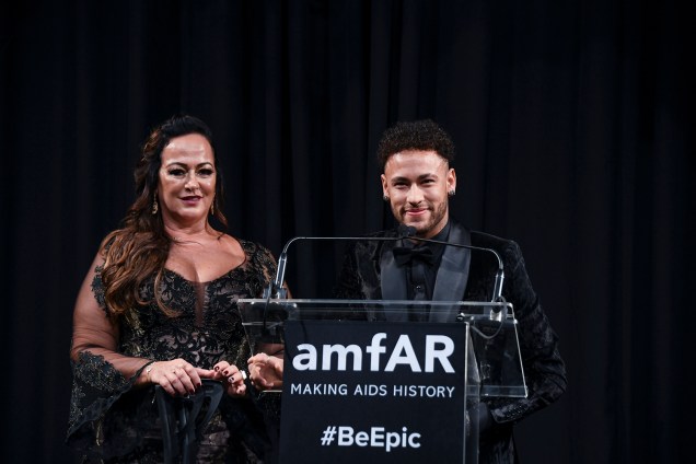 Neymar foi homenageado durante o evento de gala amfAR 2018, que visa juntar fundos para pesquisas relacionadas ao combate do vírus HIV