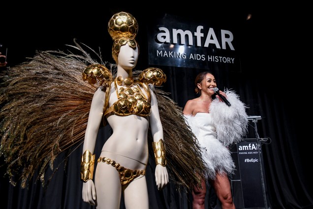 Sabrina Sato é homenageada durante evento amfAR 2018