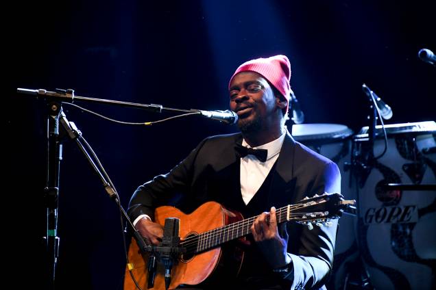 Seu Jorge durante o tributo a David Bowie no evento de gala amfAR 2018, em São Paulo Seu Jorge durante o tributo a David Bowie no evento de gala amfAR 2018, em São Paulo