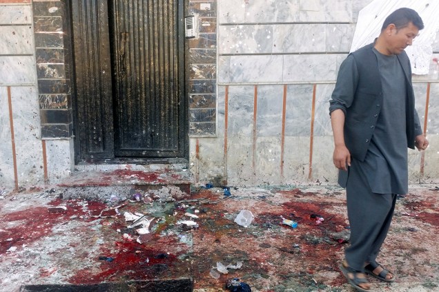 Homem observa local da explosão, onde um homem-bomba matou ao menos 57 pessoas em Cabul, Afeganistão - 2204/2018